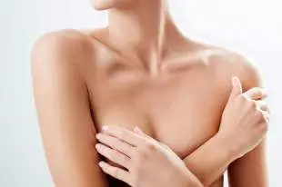 Lifting des seins (mastopexie) pour corriger l’affaissement mammaire
